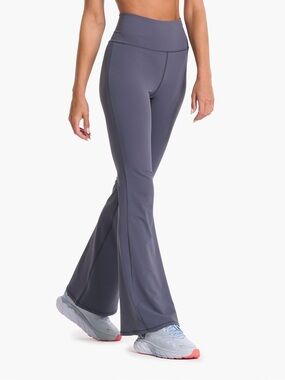 Vuori studio Flare Leggings in Azure